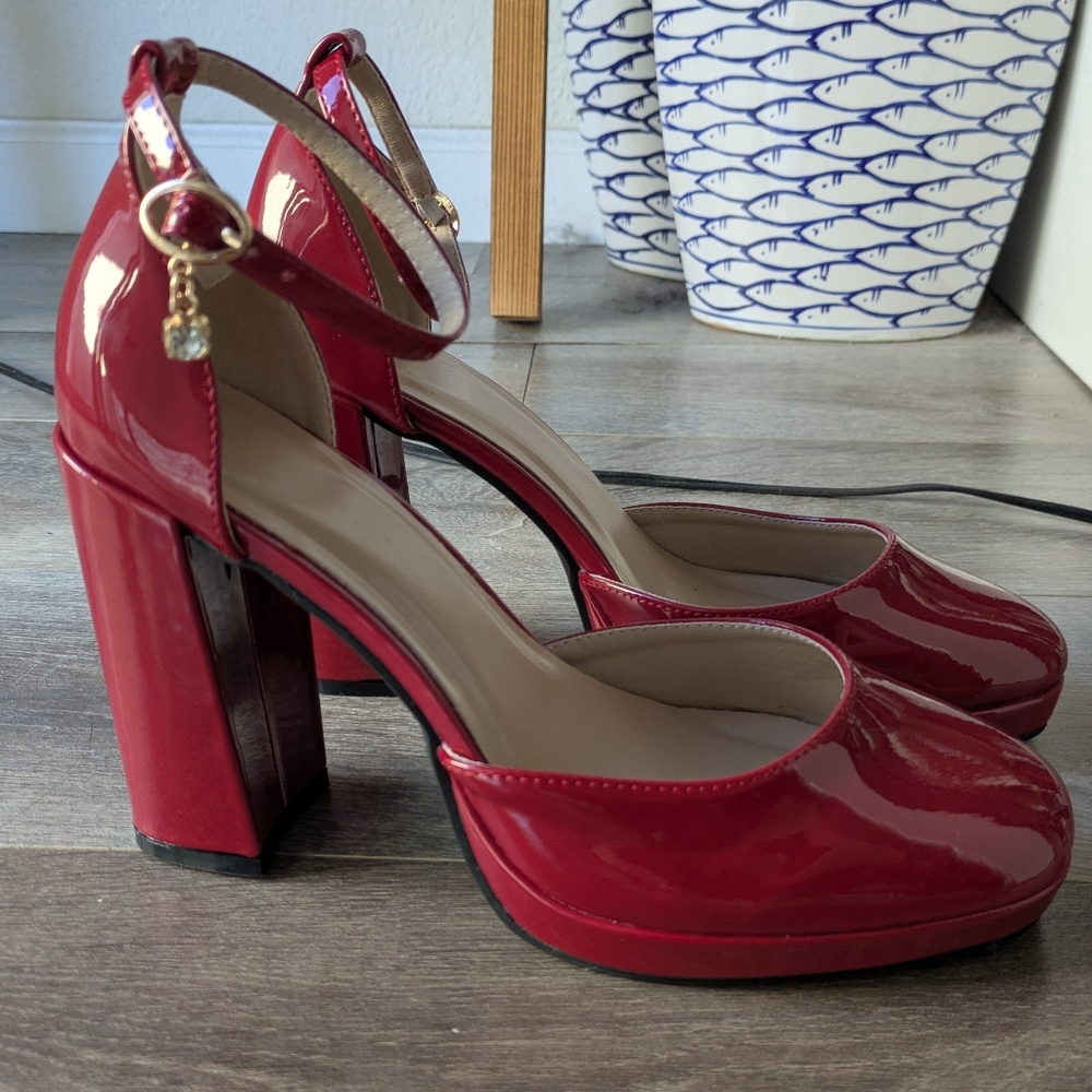 Source Unknown Women's Red Patent Leather Block Heels - Size 10